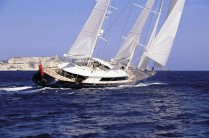 IS A ROSE - Profile Sailing from Stern