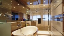 Motor-Yacht-NOOR-Master_bathroom_low-650x435