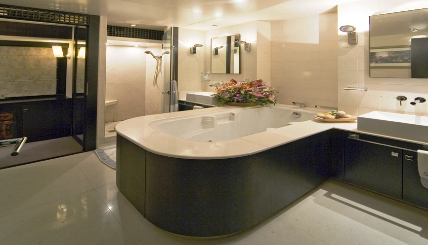 Luxury Yacht Charter SENSEI Master Bathroom - Mitsubishi-admiral ...