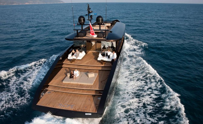 Yacht H2OME - aft
