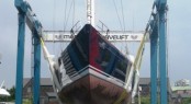 Newport Shipyards 100 BFMII mobile boat hoist - Marine Travelift Inc