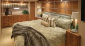 Superyacht Hatteras 77 Covertible - Master stateroom Superyacht Hatteras 77 Covertible - Master stateroom