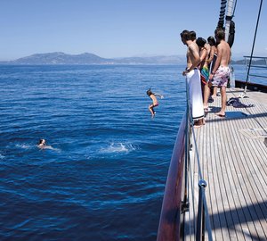 Yacht HERO Family cruising