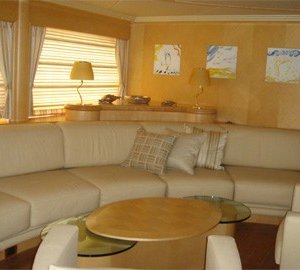 Seats: Yacht BLUE BREEZE's Top Saloon Captured