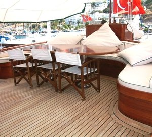 Aft deck alfresco dining