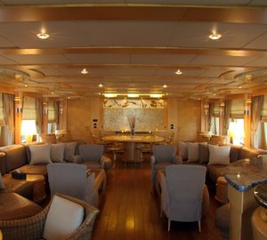 Main saloon and dining area with a bar