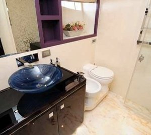 Close Up: Yacht MY TOY's Bath Captured