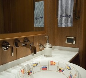 Close Up: Yacht HERITAGE's Bath Image