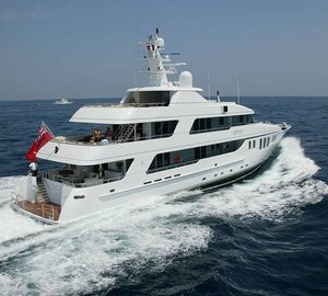 Cruising: Yacht MY LITTLE VIOLET's Aft Aspect Captured