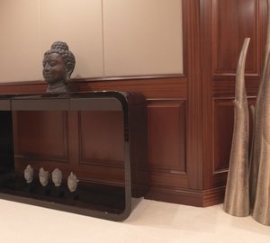 Close Up: Yacht MY LITTLE VIOLET's Top Saloon Photograph