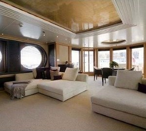 Daytime: Yacht MALIBU's Sky-lounge Captured