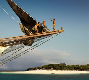 Forward Mast On Yacht SILOLONA