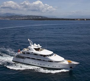 Forward Aspect: Yacht SOLAIA's Cruising Photograph