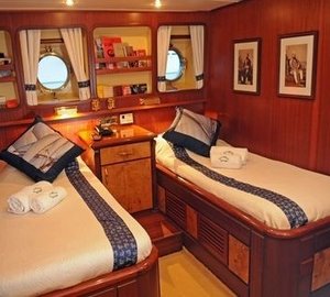 : Yacht OFELIA's Twin Bed Cabin Photograph