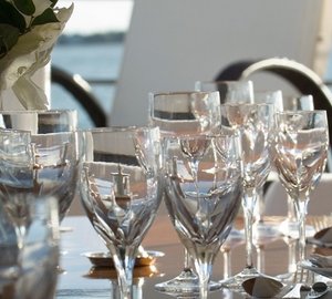 Glassesflowers: Yacht ELEGANT 007's Close Up Pictured