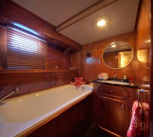 The 23m Yacht DERAMORE