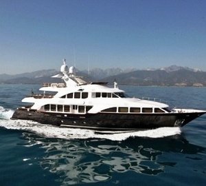 Cruising On Yacht AFRICAN QUEEN