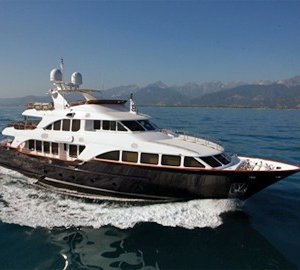 Cruising On Yacht AFRICAN QUEEN