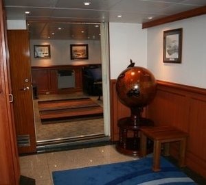 Globe: Yacht SARSEN's Close Up Image