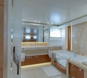 1-Belle de Jour Yacht - Bathroom