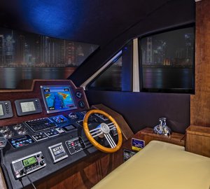 1-Majesty 70 Yacht - Helm