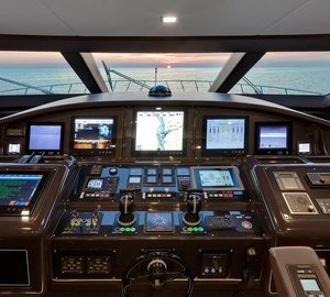 1-Motor yacht Mangusta 110 - Wheelhouse