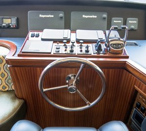 1-OA 72 Pilothouse Yacht - helm