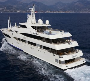 18 motor yacht ROMANCE running shot