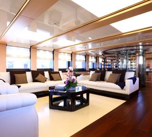 2 Ladies Yacht - Interior
