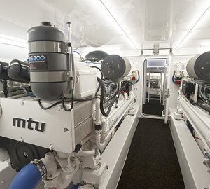 77ft motor yacht Blank Check - Engine Room