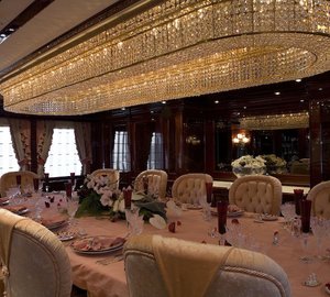 9 Motor Yacht ROMANCE dining room