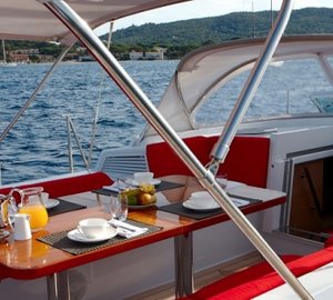 AMAZONCREEK -  Lunch in the Cockpit