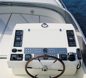 Amer 86 JAUNI - Flybridge Helm