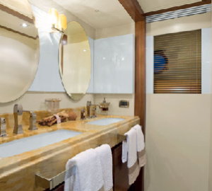 Azimut 88 MotoYacht Owner Head