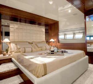 Azimut 88 Motor Yacht VIP cabin