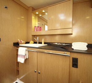 Bavaria 55 Cruiser - head area