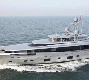 COMO Yacht - side view