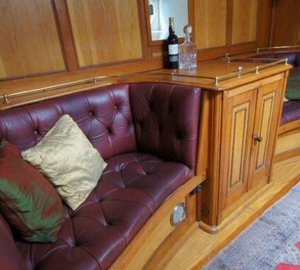 CORAL OF COWES -  Salon