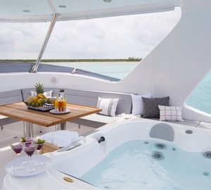 Cat FOREVER -  Flybridge Spa Pool