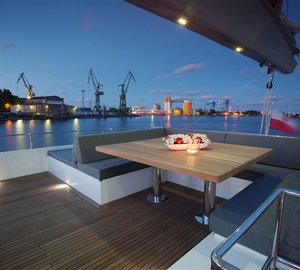 Catamaran LEVANT - Flybridge Dining