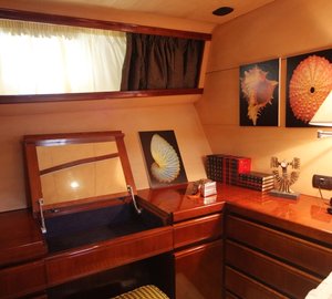 Classic Yacht HATHOR -  Cabin detail