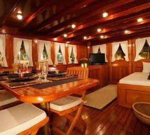 Classic Yacht OVER THE RAINBOW - Formal Dining 2