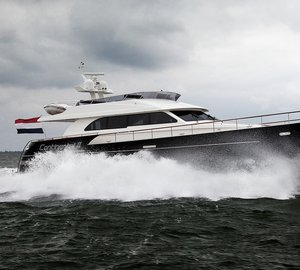 Continental II 23.00 Flybridge Yacht at full speed