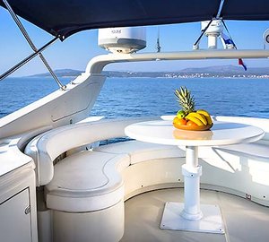 DISCOVERY - Flybridge dining