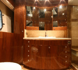 Donna Marie superyacht VIP suite head