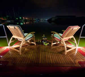 Enjoy the night view - Motoryacht Red Pearl