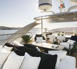 ILLUSION 120 - Sunning Area & Coffee Table