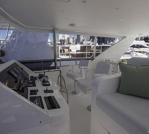 IRRESISTIBLE - Flybridge helm