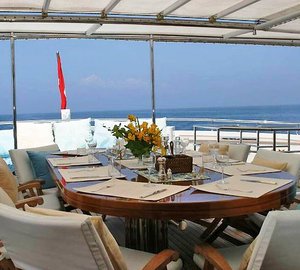 Jasmin - Upper deck al fresco dining