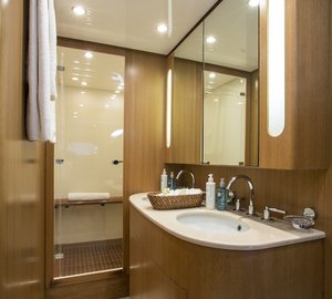 LITTLE JEMS yacht - bathroom